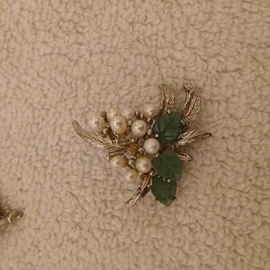 Sliver and jade color gems